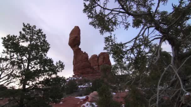 Equilibrio de rocas en el Parque Nacional Arches — Vídeos de Stock