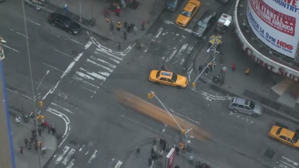 Cruzamento da 7th Avenue com a 47th Street em Times Square — Vídeo de Stock