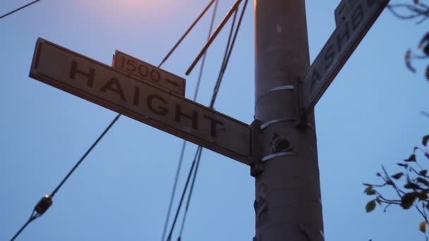 Straßenschild der Kreuzung von Haight und Ashbury — Stockvideo