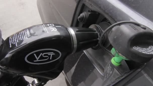 Tryska benzinové pumpy — Stock video