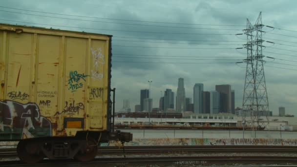 Trein auto bedekt met graffiti — Stockvideo