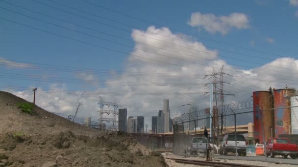 Awan terbang di atas pusat kota Los Angeles — Stok Video