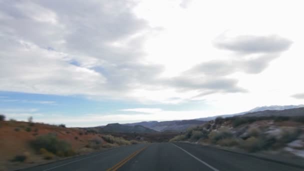 Coche conduciendo a través del Parque Nacional Arches — Vídeos de Stock