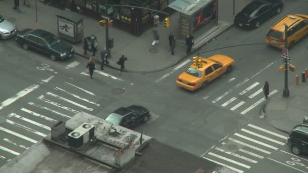 Metszet és crosswalk, New York City — Stock videók
