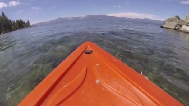 Kayak aviron à travers le lac — Video