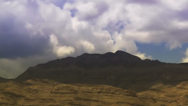 Sombras das nuvens sobre a montanha — Vídeo de Stock