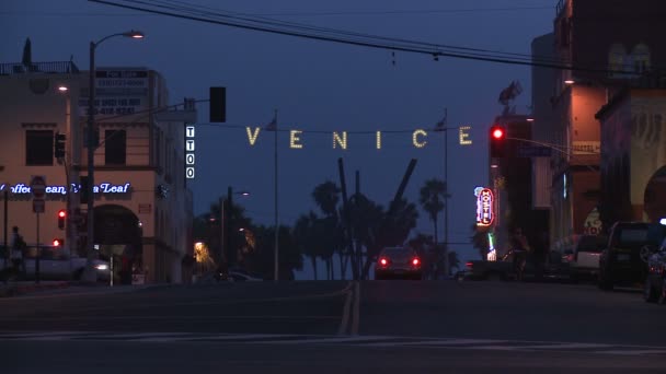 Venice sign at night as traffic — Stock Video