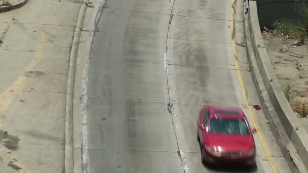 Verkehr auf der Autobahn abseits der Auffahrt — Stockvideo