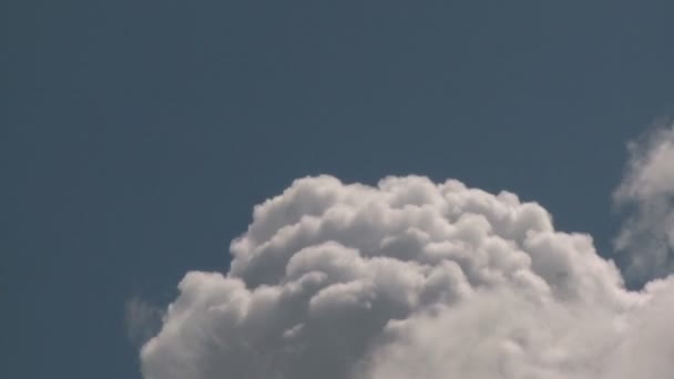 Wogende Wolken über dem l.a. River — Stockvideo