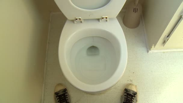 Homme debout et pisser — Video