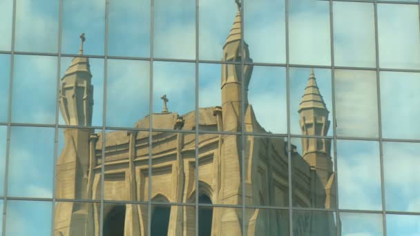 Reflejo de una catedral victoriana de renacimiento gótico — Vídeos de Stock