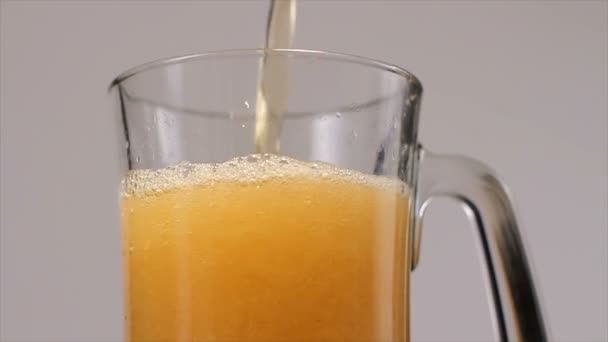 Beer pouring into mug — Stock Video