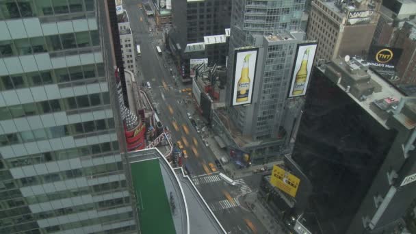 Voertuig en voetgangersverkeer vullen Broadway — Stockvideo