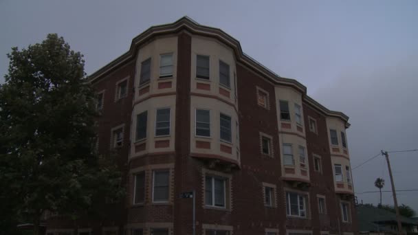 Edifício de apartamentos com janelas de baía — Vídeo de Stock