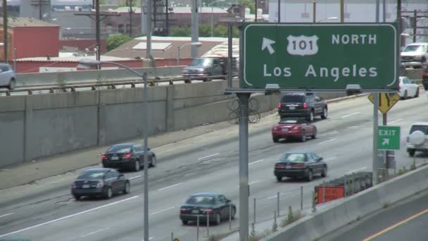 Verkeer op de snelweg in Los Angeles — Stockvideo