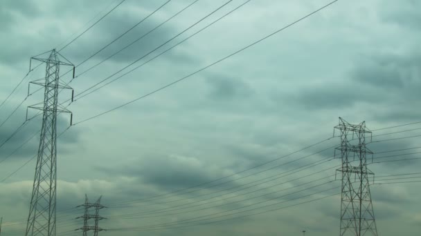 Storm wolken billow rond pylonen — Stockvideo