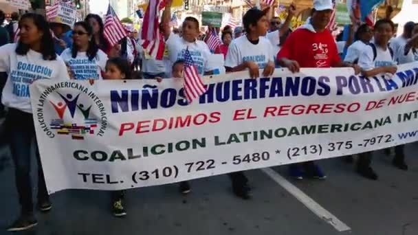 Centenas de pessoas na Immigration Rally — Vídeo de Stock