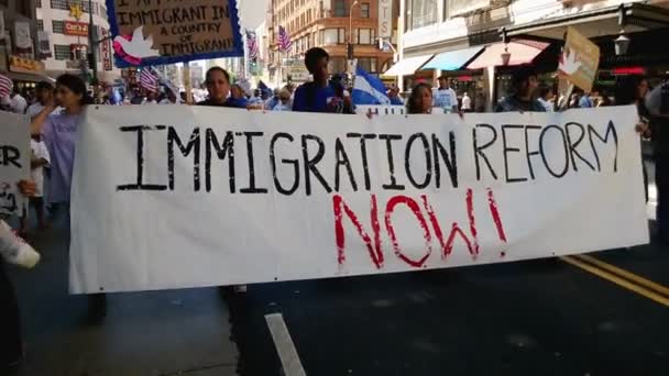 Cientos de personas en el mitin de inmigración — Vídeo de stock