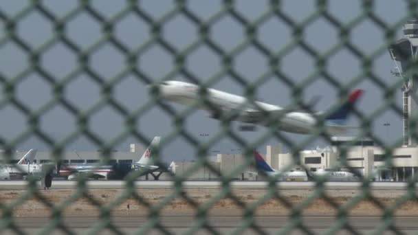 Avião descola no aeroporto — Vídeo de Stock