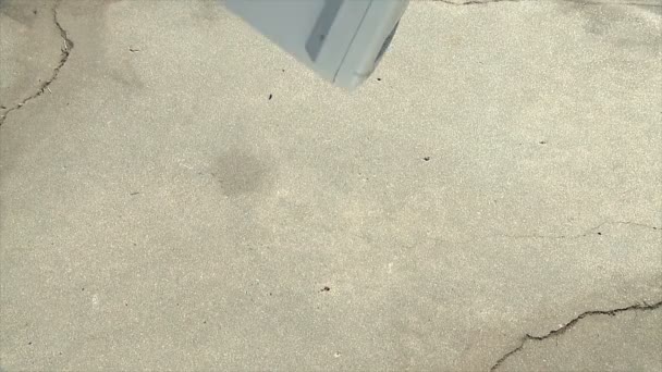 Monitor droppar på betong — Stockvideo
