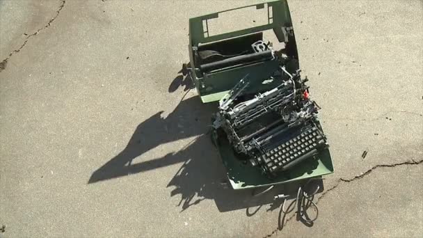 Пишущую машинку бросают на бетон — стоковое видео