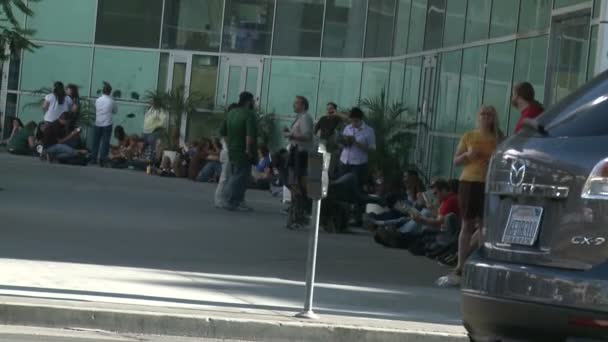 Pessoas esperando na fila perto do teatro — Vídeo de Stock