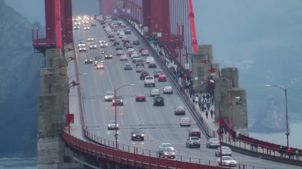 Araç trafiğine Golden Gate Köprüsü üzerinde — Stok video