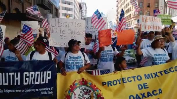 Hundratals människor på invandring Rally — Stockvideo