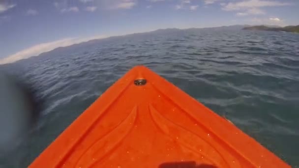 Caiaque remando através do lago — Vídeo de Stock