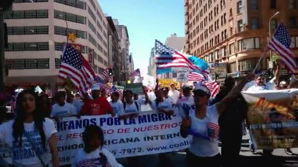 Honderden mensen op immigratie Rally — Stockvideo