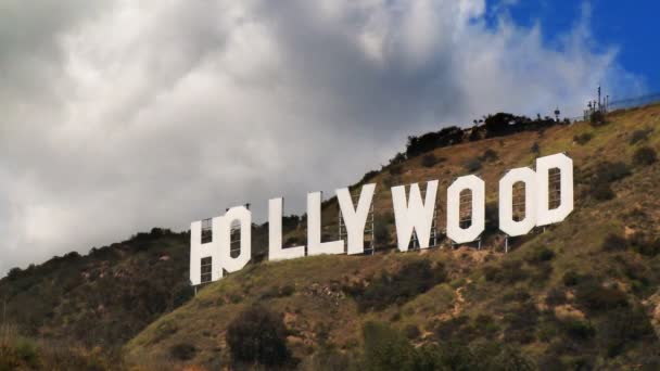 Wolken vliegen over de Hollywood sign — Stockvideo