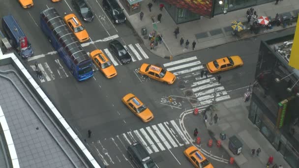Intersection of 48th and Broadway in New York — Stock Video