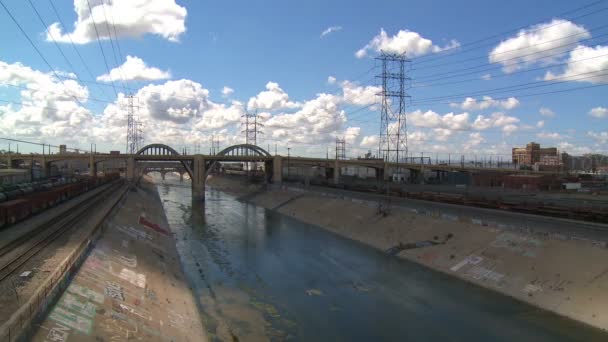 Wogende Wolken über dem l.a. River — Stockvideo