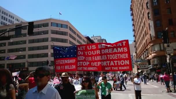 Stovky lidí na přistěhovalectví Rally — Stock video