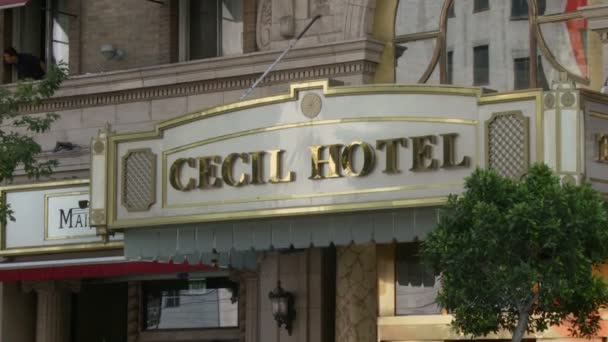 Cecil Hotel ingang teken — Stockvideo