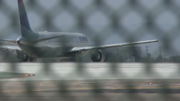 Taxiing de aviones de pasajeros — Vídeos de Stock