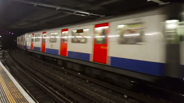 London Underground Train przechodzi — Wideo stockowe