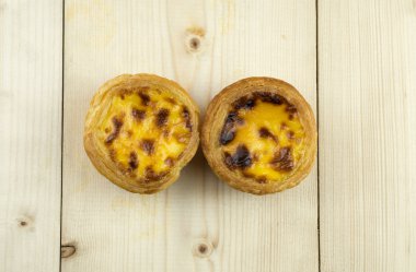 Ahşap masa üzerinde yumurta tart