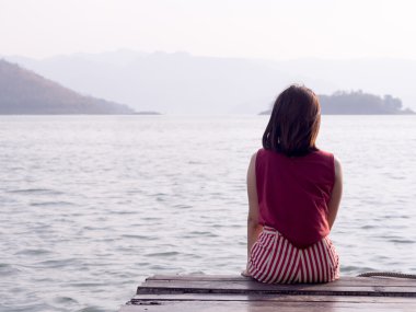 Ahşap balkon, seyahat arka plan, vintage filtre oturan kız