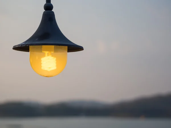 Vintage para fora lâmpada de luz da porta, com luz da natureza do amanhecer — Fotografia de Stock