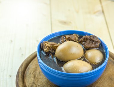 Yumurta haşlanmış ve yedek kahverengi sos Komposto domuz eti kaburga; PA Lo