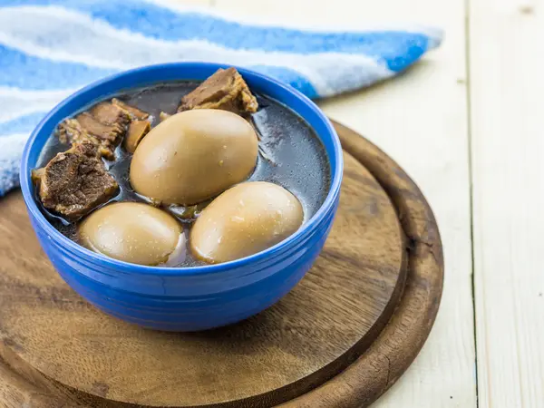 Yumurta haşlanmış ve yedek kahverengi sos Komposto domuz eti kaburga; PA Lo