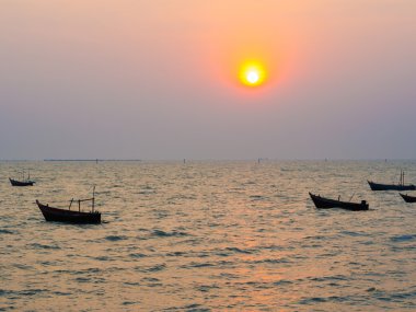 Deniz Manzaralı gün batımında tekne Bang sean Beach, Chon Buri, Tha ile