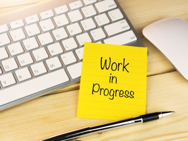 Yapım aşamasında ahşap masa üzerinde yapışkan notu