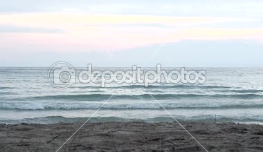 Öğleden sonra plaj ve gelgit dalgaları, kum ve gerçek ses ile zemin seviyesi görüntüle