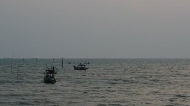 Balıkçı ve ses ile balıkçı teknesi ile öğleden sonra plaj