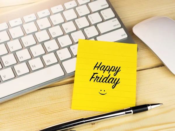 Feliz viernes con la cara sonriente en la nota adhesiva en la mesa de trabajo — Foto de Stock