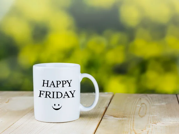 Happy Friday Smiley Gesicht mit verschwommenem grünem Hintergrund — Stockfoto