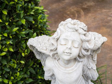 Beyaz Melek heykel kanat ve kapanış gözleri