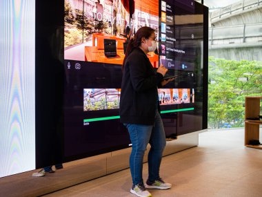 Bangkok, Tayland - 29 Ekim 2020: Apple personeli Apple Today at Apple 'da bir iMovie acemi eğitimi veriyor.